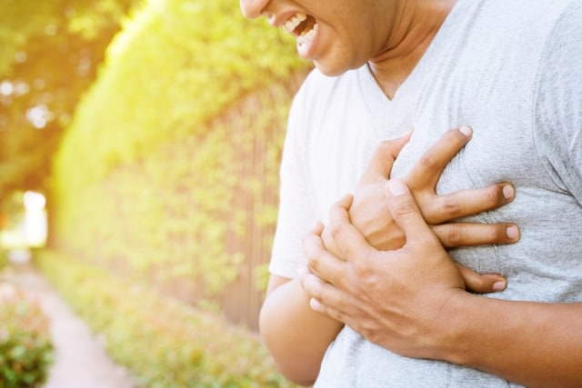 Ilustrasi terkena serangan jantung. Foto: Shutterstock