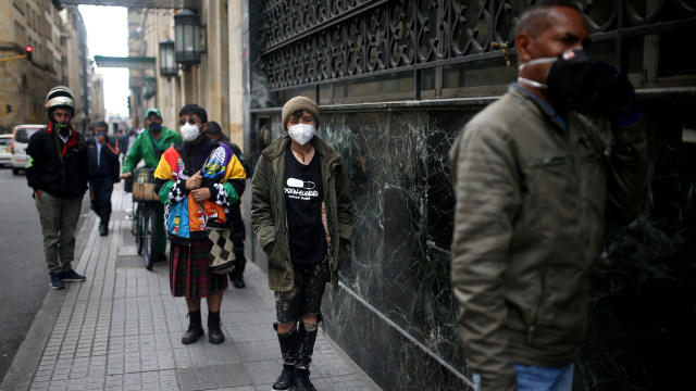 Sejumlah warga dengan penerapan social distancing antre masuk ke bank di Bogota, Kolombia. Foto: REUTERS / Luisa Gonzalez