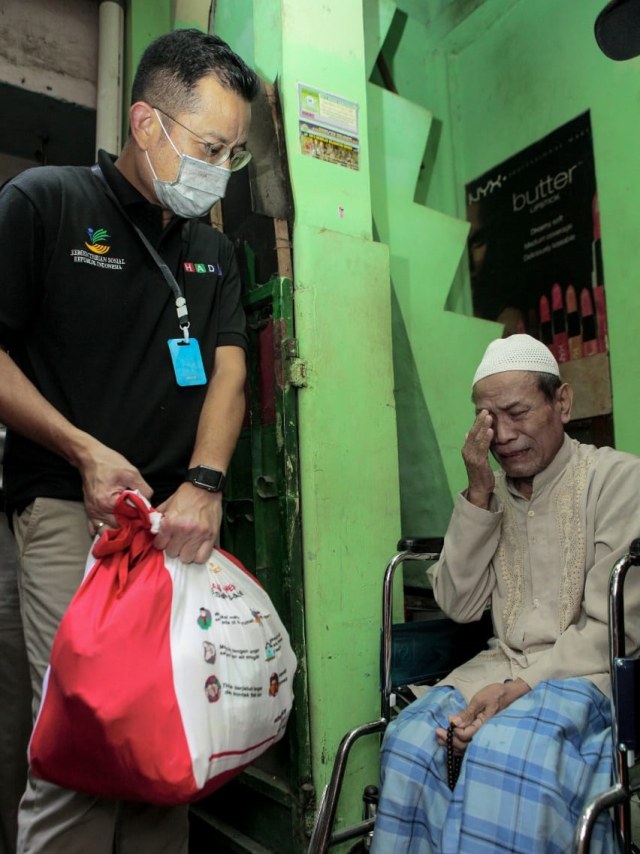 Kemensos berikan bantuan sosial (Bansos) kepada warga di Kebayoran Lama, Jakarta Selatan. Foto: Dok. Kemensos