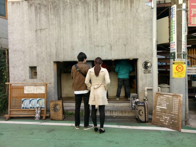 Dua orang sedang mengantri restoran berdiri di Fuchu, Tokyo, Jepang. Foto: Maya Puspita