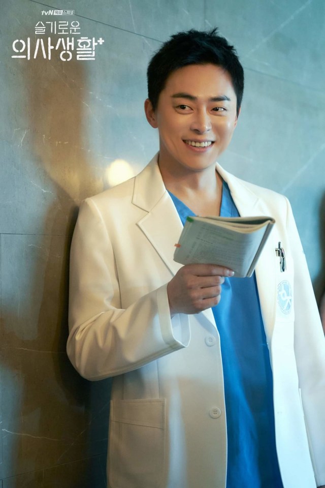 Jo Jung Suk dalam drama Hospital Playlist. Foto: Facebook/ tvN Drama