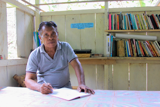 Heras Siliba (68) pendiri rumah baca di pedalaman Loloda, Halmahera Barat, Maluku Utara. Foto: Ipang Mahardhika/cermat