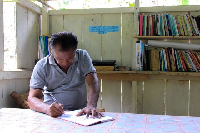 Aktivitas Heras Siliba di rumah baca di pedalaman Loloda, Halmahera Barat, Maluku Utara. Foto: Ipang Mahardhika/cermat