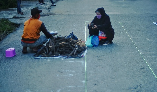 Seorang pedagang yang tengah melayani pembeli di pasar lemabang Palembang, Rabu (6/6) Foto: ary priyanto/ Urban Id