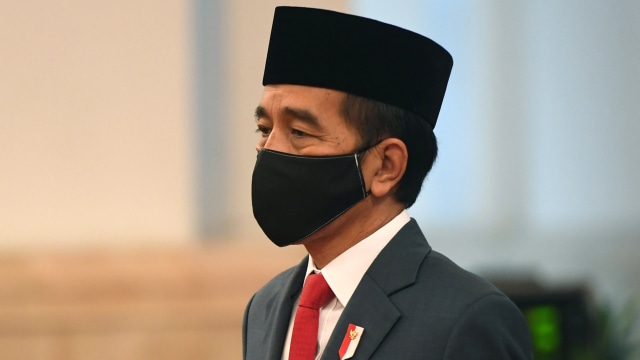 Presiden Joko Widodo mengenakan masker saat memimpin upacara pelantikan Kepala Badan Nasional Penanggulangan Terorisme (BNPT) di Istana Negara, Jakarta. Foto: ANTARA FOTO/Akbar Nugroho Gumay