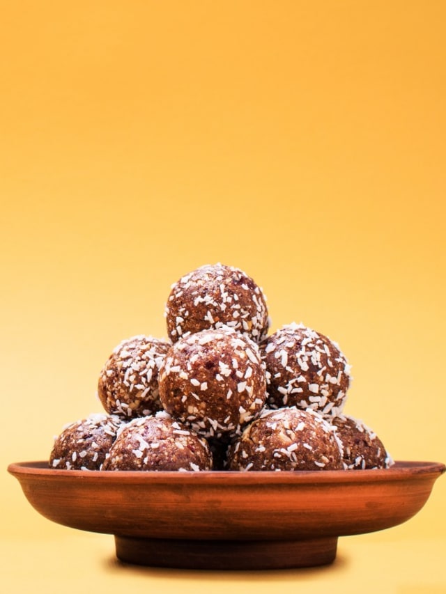 Bola-bola kurma dengan taburan kelapa parut Foto: Shutterstock