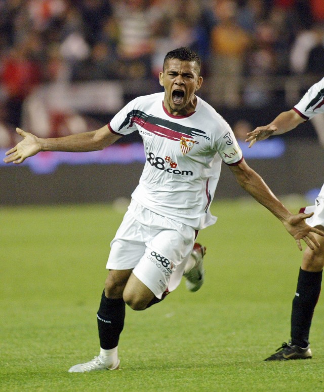 Dani Alves saat beskostum Sevilla. Foto: AFP/CRISTINA QUICLER
