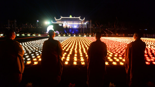 Para biksu Buddha melihat lampion di Pagoda tam Chuc, Ha Na, Vietnam. Foto: AFP/Nhac NGUYEN