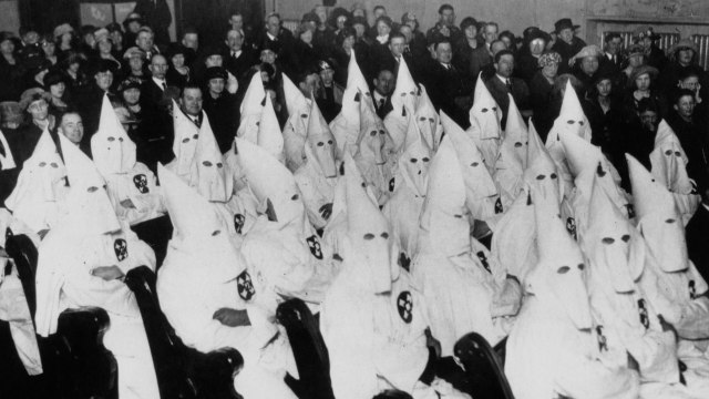 Sekelompok anggota Ku Klux Klan. Foto: Getty Images/Archive Photos