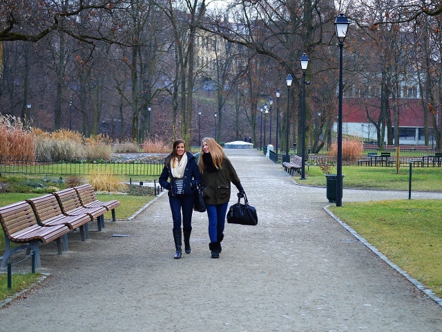Ilustrasi dua orang perempuan berjalan-jalan di Kota Vilnius, Lithuania  Foto: Pixabay/Quinn Kampschroer