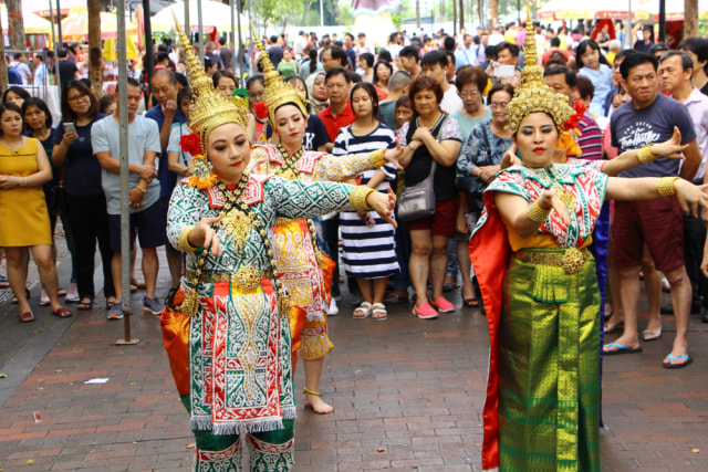 Parade penari di kawasan Jalan Bugis ketika perayaan Waisak di Singapura Foto: Shutterstock