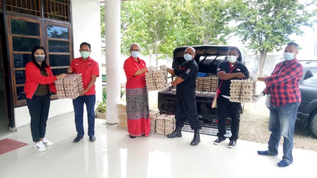 Ketua DPD PDIP NTT, Emi Nomleni bersama Sekretaris Yunus Takandewa dan Bendahara Patris Lali Wolo menyerahkan bantuan berupa telur ayam untuk didistribusikan ke daratan Timor, Rabu (6/5) di Kantor Sekretariat DPD PDIP NTT.