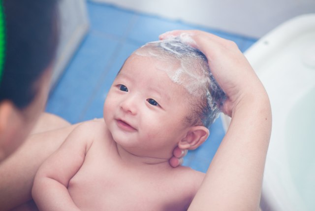 com-Ilustrasi memandikan bayi. Foto: Shutterstock