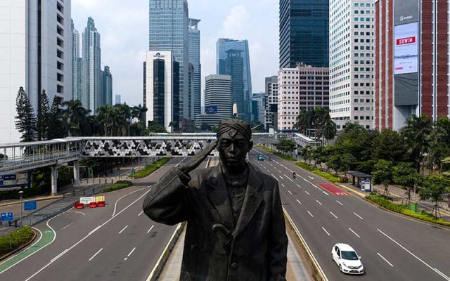 Pemandangan jalan utama DKI Jakarta pada periode pembatasan sosial berskala besar (PSBB). (Sumber gambar: bisnis.com)
