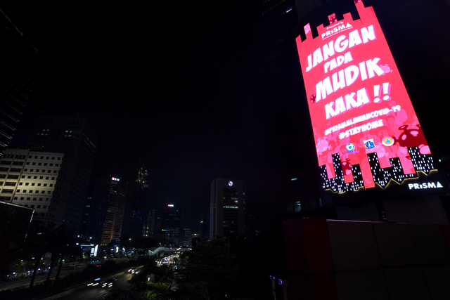 Suasana kawasan Jalan Jenderal Sudirman dengan latar videotron bertuliskan larangan mudik di Jakarta, Rabu (6/5/2020).  Foto: ANTARA FOTO/Puspa Perwitasari
