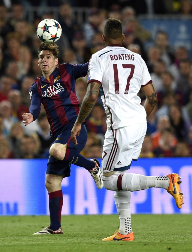 Momen ketika Lionel Messi mempermalukan Jerome Boateng. Foto: LLUIS GENE / AFP