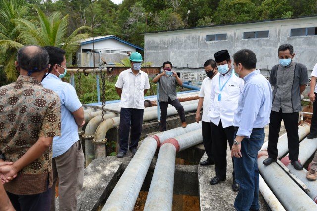 Plt Gubernur Kepulauan Riau, Isdianto meninjau saluran air PDAM. Foto: Ismail/kepripedia.com