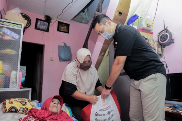 com-Nenek Yuliar menerima bantuan dari Mensos. Foto: Dok. Kementerian Sosial