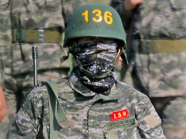 Son Heung Min dengan seragam militer.jpg