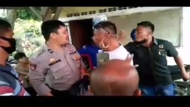 Viral sejumlah pria membentak-bentak polisi di Tanjung Morawa, Sumatera Utara. (Foto: Instagram/ Tangkapan Layar@viralterkini99)