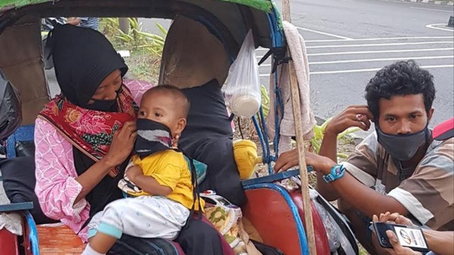 Keluarga yang tinggal di becak. (Tara Wahyu)