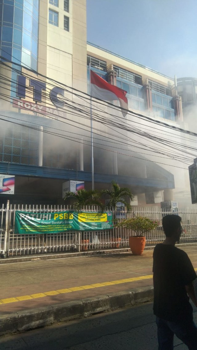 Kebakaran di Loby Roxy Mas, Gambir, Jakarta Pusat. Foto: Dok: Damkar Jakarta Pusat.