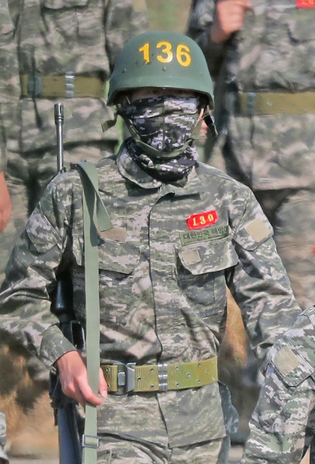 Son Heung-min saat menjalani wajib militer di Korea Selatan. Foto: AFP/YONHAP 