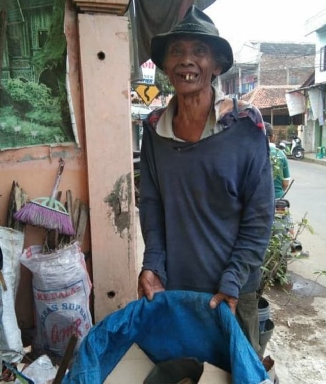 Abah Tono, kakek yang berpenghasilan Rp 1.500. (Foto: Instagram @silihasahsilihasihsilihasuh)