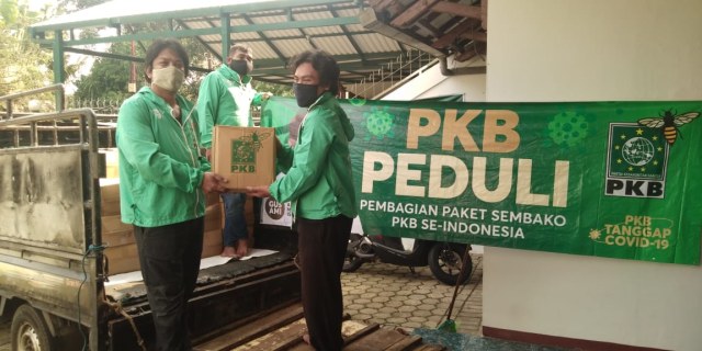 PKB Jakarta Selatan bagikan sembako ke warga terdampak Covid-19 di wilayah Jakarta Selatan, Foto : Istimewa