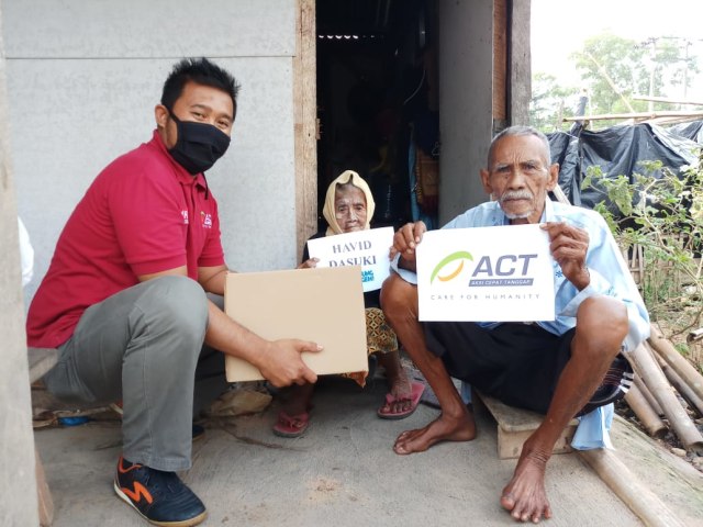 Nenek Kaswati dan Kakek Mulyadi yang mendapatkan bingkisan lebaran, Kamis (7/5) | Foto: Dok. ACT Lampung