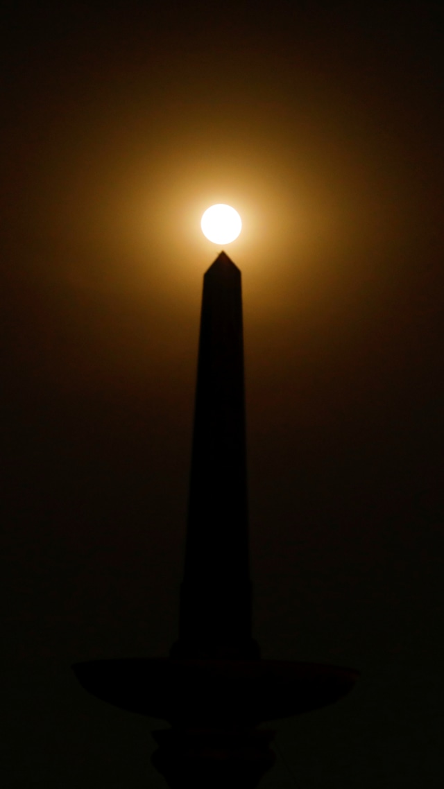 Supermoon terlihat di New Delhi, India, Kamis (7/5/2020). Foto: REUTERS/Adnan Abidi