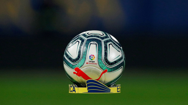 Bola resmi La Liga 2019/20 keluaran Puma. Foto: Reuters/Albert Gea