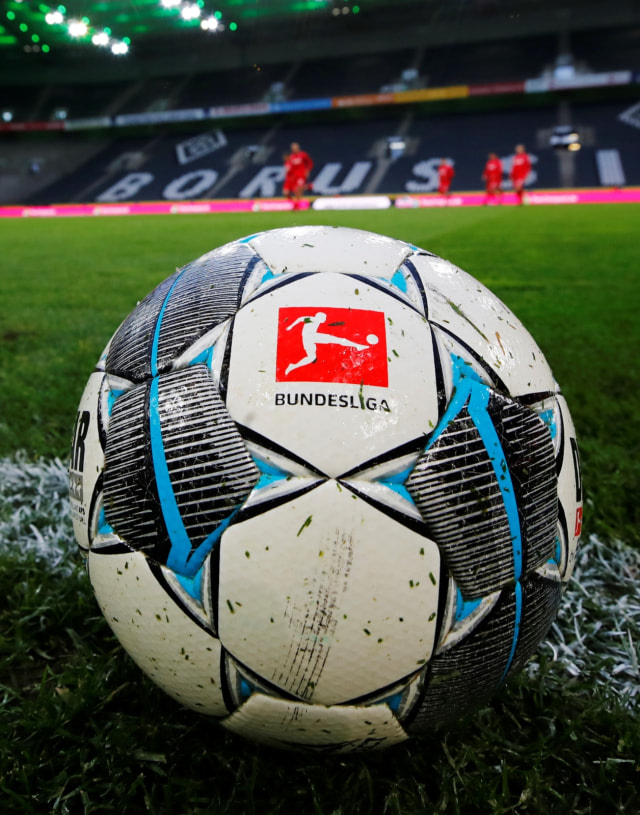 Bola resmi Bundesliga 2019/20 di pertandingan Gladbach vs Koeln. Foto: Reuters/Wolfgang Rattay