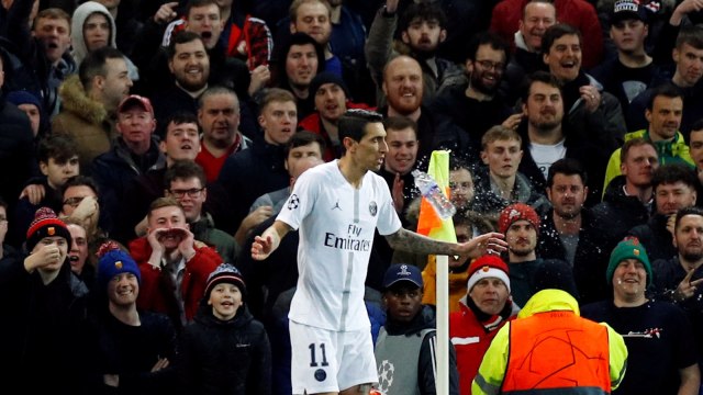 Suporter Manchester United melempar botol ke pemain sayap Paris Saint-Germain, Angel Di Maria. Foto: Phil Noble/Reuters