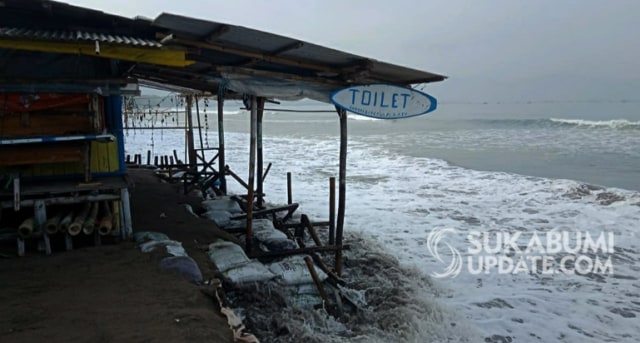 Air laut naik kedaratan mencapai warung di Pantai Citepus akibat gelombang tinggi yang menerjang pesisir perairan Palabuhanratu. | Sumber Foto:Nandi