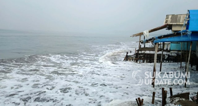 Gelombang tinggi yang menerjang pesisir perairan Palabuhanratu Kabupaten Sukabumi menyebabkan air laut naik kedaratan hingga mencapai warung yang ada di pesisir Pantai Citepus, Desa Citepus. | Sumber Foto:Nandi