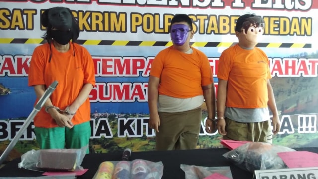 Polrestabes Medan menunjukkan barang bukti dan tiga tersangka pembunuh wanita dalam kardus di Sumatera Utara.
 Foto: Dok. Polrestabes Medan