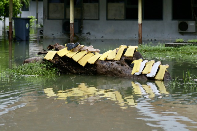 Sepatu karet para pekerja di ruang pinere RSUDZA Banda Aceh dijemur karena terendam banjir. Foto: Abdul Hadi/acehkini