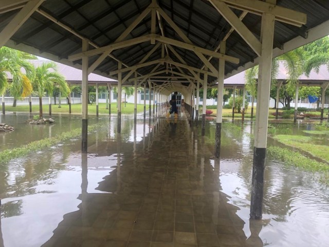 Koridor di kompleks RSUDZA Banda Aceh terendam banjir, Jumat (8/5). Foto: Suparta/acehkini