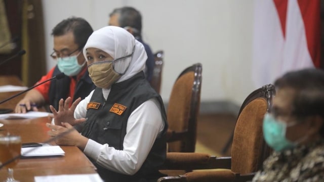Gubernur Jawa Timur Khofifah Indar Parawansa saat konferensi pers update virus corona di Jawa Timur. Foto: Dok. Istimewa