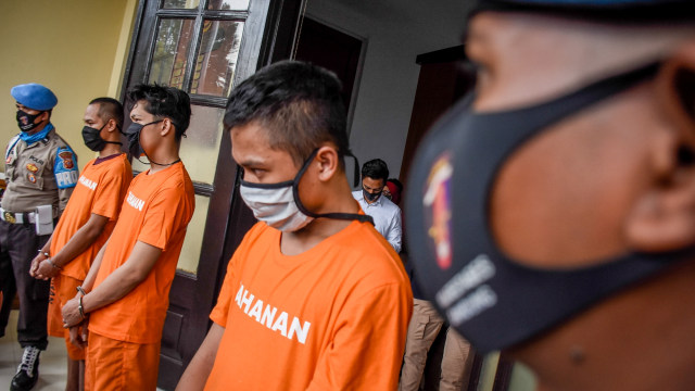 Tersangka kasus candaan bantuan sosial, Ferdian Paleka (tengah) dan rekannya dihadirkan saat gelar perkara di Polrestabes Bandung, Jawa Barat, Jumat (8/5). Foto: ANTARA FOTO/Ahmad Fauzan