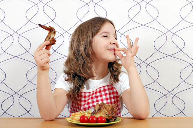 Ilustrasi perempuan memakan ayam. Foto: Shutterstock