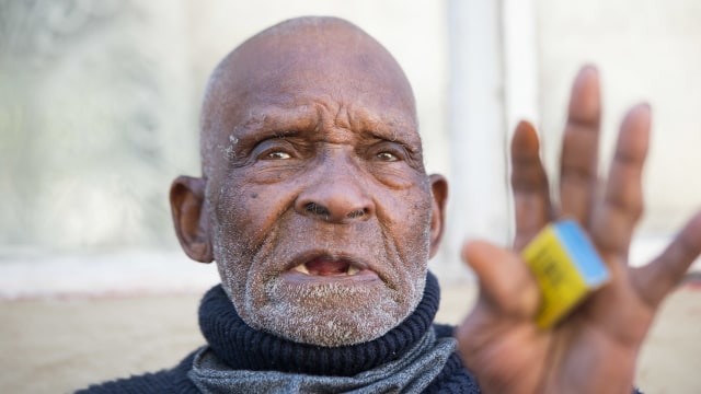 Fredie Blom, warga tertua di Afrika Selatan. Foto: AFP/RODGER BOSCH