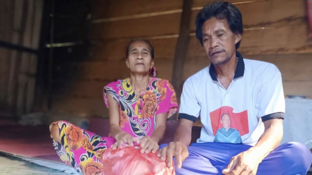 Pasangan suami istri (Pasutri), Rusli (53) dan Roslina (52) yang menderita buta permanen karena penyakit katarak berada di areal perkebunan di Desa Dungingis, Kecamatan Dakopemean, Kabupaten Tolitoli, Sulawesi Tengah. Foto: Moh Sabran/PaluPoso