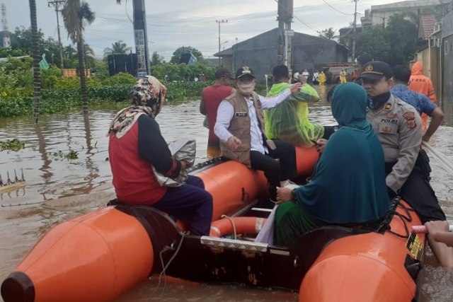 Mengevakuasi warga. Dok. BPBA 