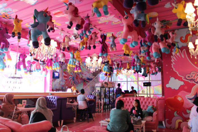 Lantai 2 Miss Uniqorn Cafe, didominasi dengan boneka uniqorn gantung. Foto : Fajar Ramadhan