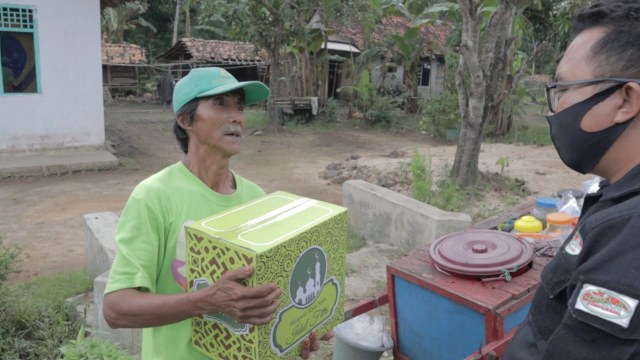 Pak Amat (kiri) seorang pedagang es cendol. Foto: Dok. Istimewa