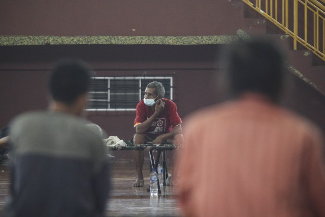 Sejumlah tunawisma menempati tempat penampungan sementara di GOR Ciracas, Jakarta Timur, Sabtu (9/5). Foto: Nugroho Sejati/kumparan