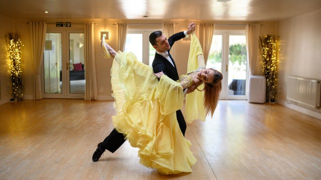 Pasangan penari ballroom Roman Sukhomlyn dan India Phillips menari di rumah. Foto: AFP/OLI SCARFF