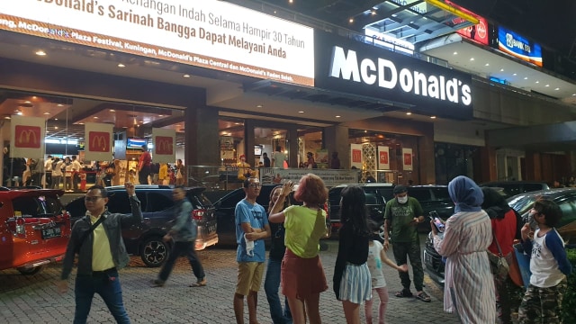 Warga Jakarta berkunjung dan berfoto di McD Sarinah. Foto: Dok. Kharis